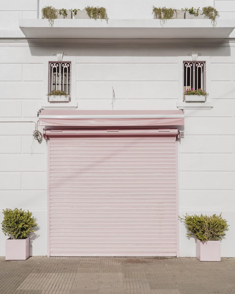 how wind-resistant garage doors work